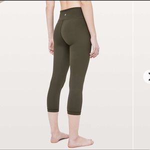 Lululemon Wunder Under Crop III *Full-On Luxtreme 21"
Dark Olive 8 legging